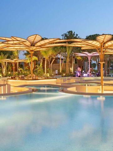 Entspannungsbereich am Pool mit zeitloser Architektur und Beleuchtung