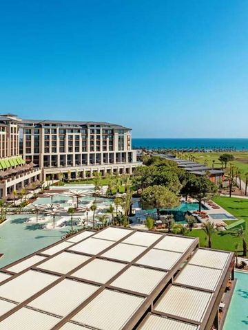 Panoramaansicht des Hotels mit grünen Gärten und Blick auf das Meer