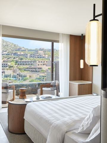 Modernes Zimmer mit Blick auf die Landschaft und stilvoller Möblierung.