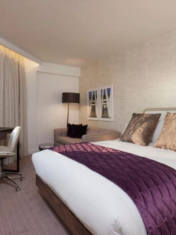 Komfortables Doppelzimmer mit elegantem Design und Arbeitsbereich