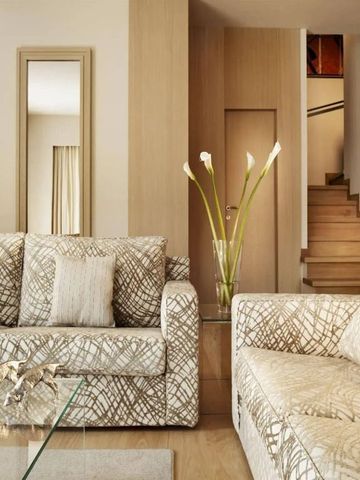 Luxuriöses Wohnzimmer mit Designer-Sofas und kunstvoller Dekoration