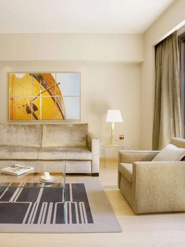 Helles Wohnzimmer mit gemütlicher Sitzecke und großem Fenster