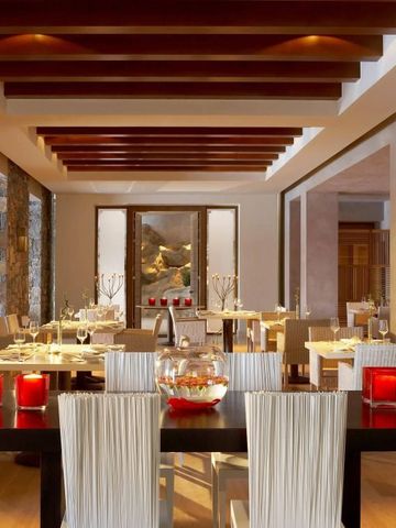 Elegantes Restaurantinterieur mit Abendbeleuchtung