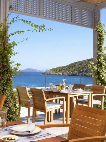 Terrassenrestaurant mit Meerblick und blühenden Pflanzen