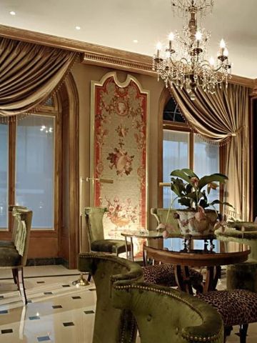 Elegant eingerichteter Raum im Hotel d'Angleterre mit Kronleuchter und stilvollen Möbeln