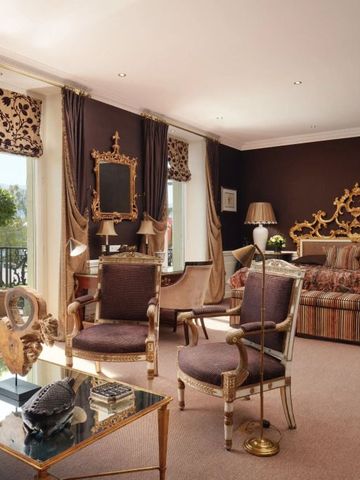 Große Suite im Hotel d'Angleterre mit eleganten Möbeln und kunstvollen Verzierungen
