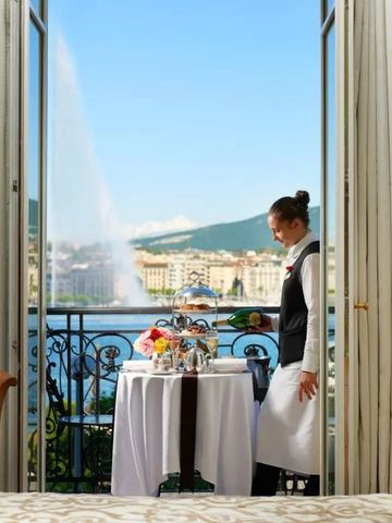 Zimmer mit Balkonblick auf den Genfer See und den Jet d'Eau