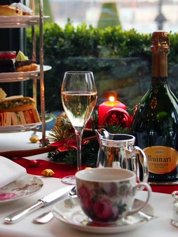 Luxuriös gedeckter Tisch mit Champagner und feinem Gebäck