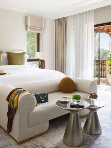 Modernes Zimmer mit umfassendem Tageslicht und Zugang zur Terrasse