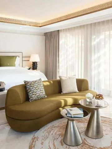 Helles Zimmer mit gemütlicher Sitzecke und hochwertiger Ausstattung