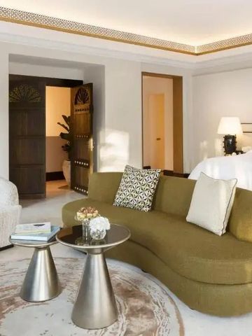 Comfortable Suite mit elegantem Sofa, King-Size-Bett und stilvoller Einrichtung.