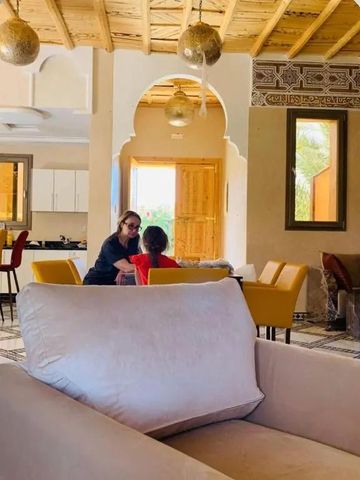 Eleganter Aufenthaltsbereich mit gemütlichen Sesseln und traditioneller marokkanischer Dekoration