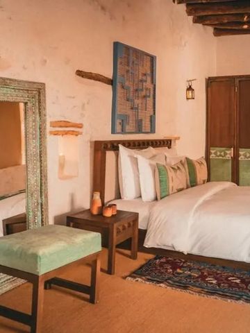 Elegantes Schlafzimmer mit traditioneller Deko und großem Spiegel