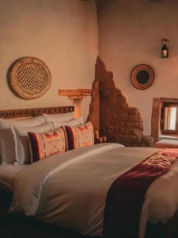 Gemütliches Schlafzimmer mit traditionellem Dekor und luxuriösen Bettlaken