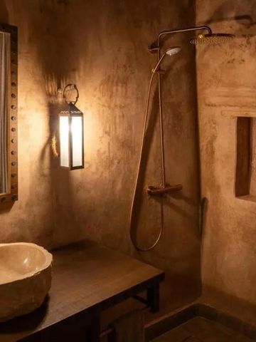 Rustikales Badezimmer mit Steinwaschbecken und warmer Beleuchtung