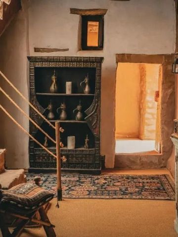 Vintage-Dekor im Flur mit Treppe und antiken Möbeln