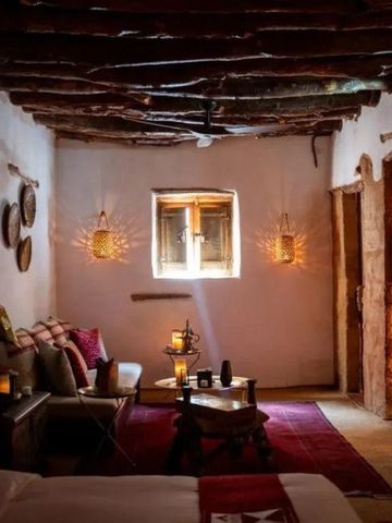 Gemütlicher Wohnbereich mit traditionellem Flair und warmen Farben