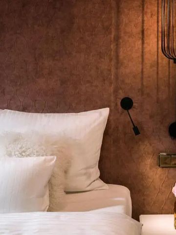 Elegantes Schlafzimmer mit Akzentwand und dezenter Beleuchtung