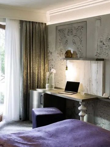 Helles Hotelzimmer mit modernem Schreibtisch und Balkonzugang