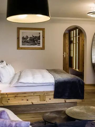 Einladendes Schlafzimmer mit Holzakzenten und dekorativen Details