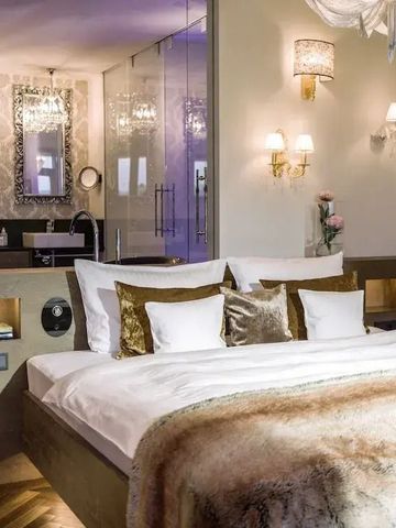 Luxuriöses Schlafzimmer mit großem Bett und eleganter Beleuchtung