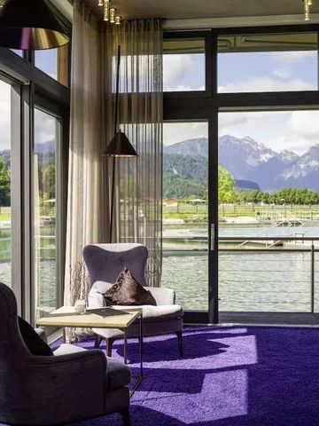 Panoramafenster mit Blick auf die Alpen vom gemütlichen Loungebereich