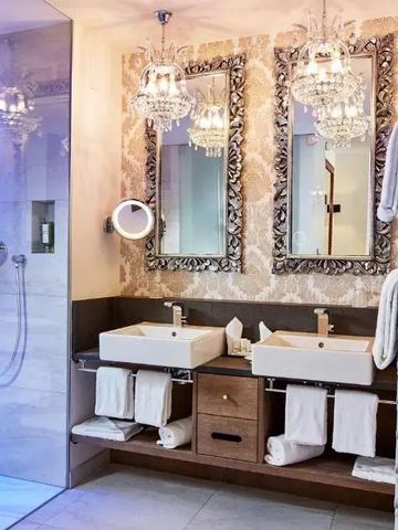 Luxuriöses Badezimmer mit kristallenen Kronleuchtern und Doppelwaschbecken