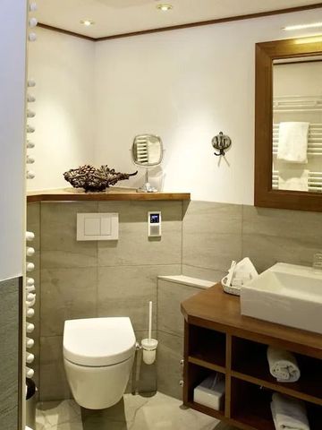 Modernes Badezimmer mit großem Spiegel und stilvoller Ausstattung