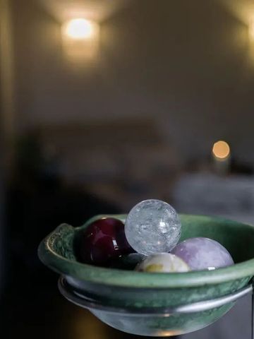 Dekorative Aromakugeln in einer grünen Schale für entspannende Atmosphäre