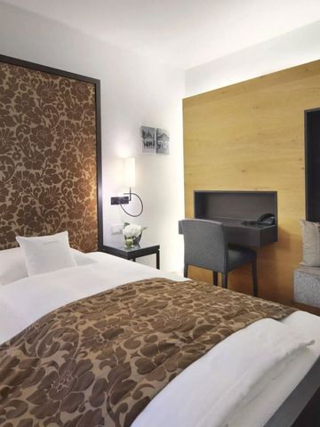 Gemütliches Hotelzimmer mit elegantem Design und warmen Farben