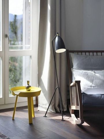 Gemütliche Sitzecke mit Ausblick ins Grüne und modernem Dekor