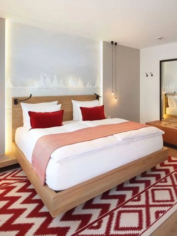 Modernes Schlafzimmer mit stilvollen Akzenten und rotem Teppich