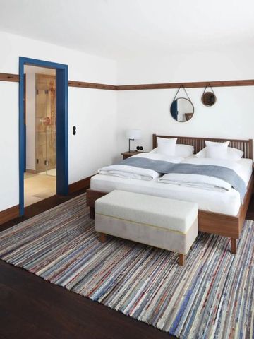 Helles Zimmer mit Holz- und Naturakzenten in stilvollem Design