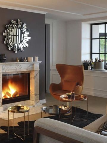 Eleganter Wohnbereich mit Kamin und moderner Einrichtung im Hotel.