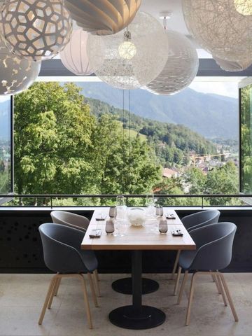 Essbereich mit Aussicht auf Berglandschaft und stilvollen Dekorationen.