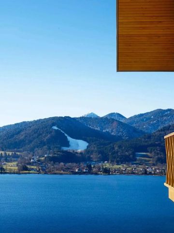 Blick auf den Tegernsee und die umliegenden Berge bei strahlend blauem Himmel