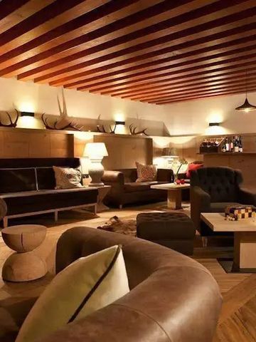 Gemütliche Hotel-Lounge mit edlen Ledersofas und Holzelementen