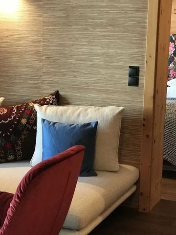 Gemütliche Sitzecke im Hotelzimmer mit dekorativen Kissen