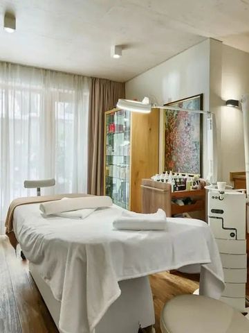 Wellnessraum mit Massageliege und natürlichem Lichteinfall