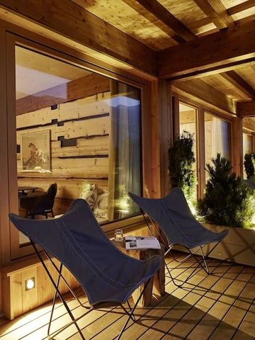 Gemütliche Terrasse mit Sitzgelegenheiten und Holzverkleidung