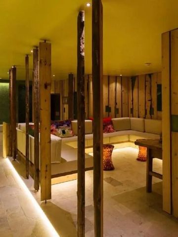 Rustikal gestaltete Lounge mit Holzelementen und sanfter Beleuchtung