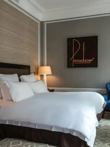 Luxuriöses Hotelzimmer mit Doppelbett und stilvollen Möbeln