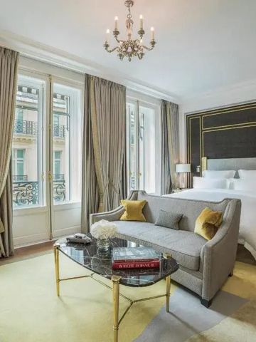 Geräumige Suite mit eleganter Einrichtung und großen Fenstern im Hôtel de Crillon