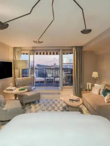 Moderner Hotelraum mit Balkonblick und stilvollen Möbeln