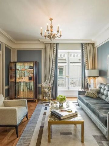 Heller Wohnbereich im klassischen Stil mit eleganten Möbeln und Kronleuchter