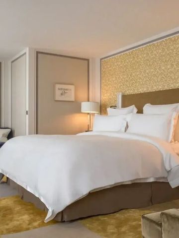 Komfortables Schlafzimmer mit stilvoller Wandgestaltung und gemütlicher Atmosphäre