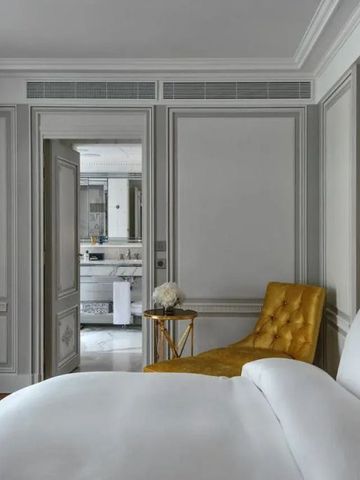 Elegantes Hotelzimmer mit Blick auf ein luxuriöses Badezimmer