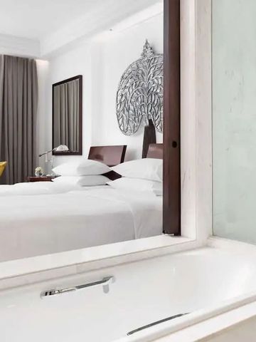 Modernes Doppelzimmer mit eleganter Badewanne im Park Hyatt Siem Reap.