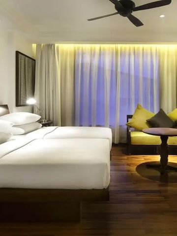 Luxuriöses Zimmer mit zwei Betten und stilvollem Dekor im Park Hyatt Siem Reap.