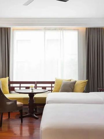 Helles Zimmer mit modernen Annehmlichkeiten und gemütlichem Ambiente.